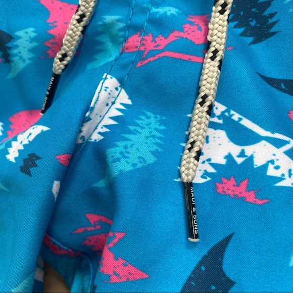 Maui‎ and Sons graphic swimsuit trunks - Picture 6 of 6